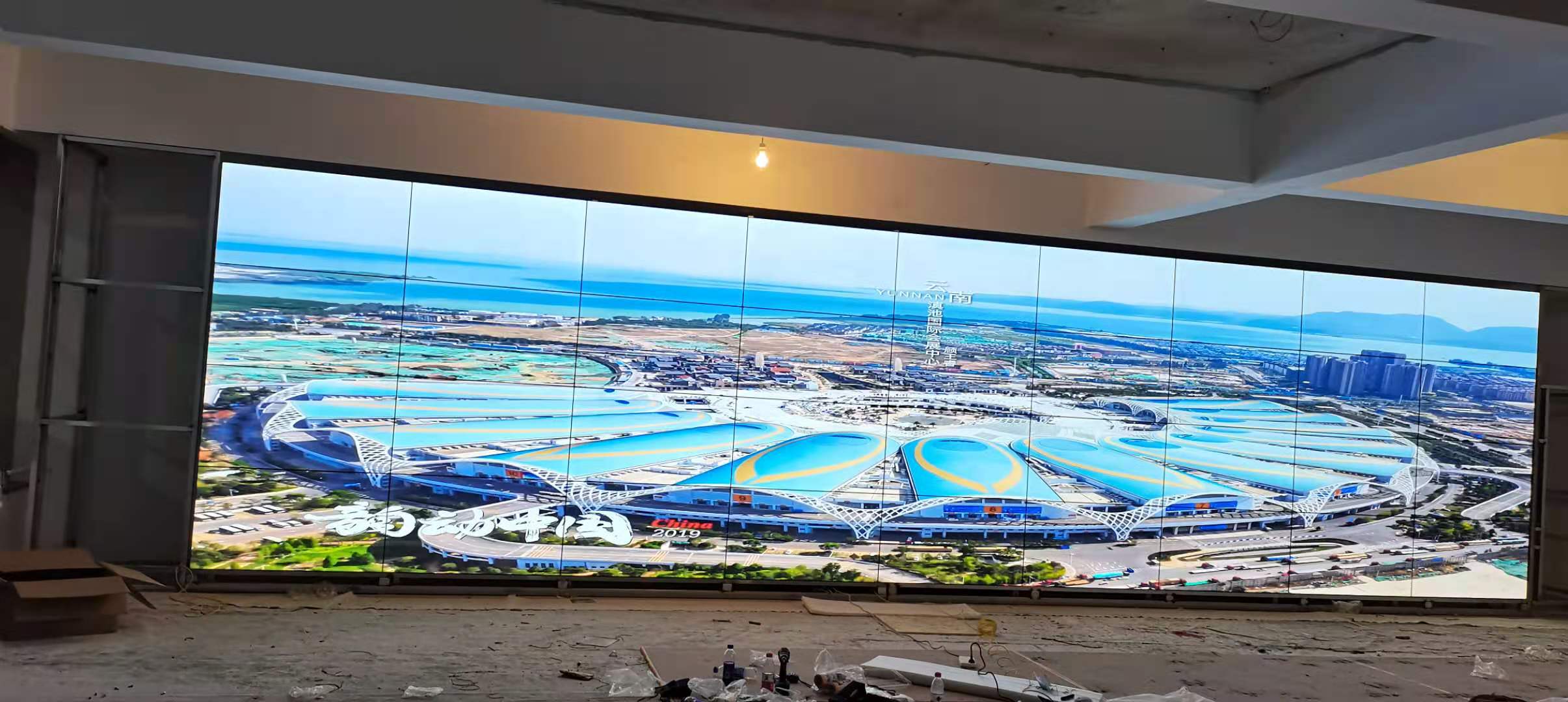 不同氣候條件（如高溫、高濕度、沙塵）下，戶外LED顯示屏的維護(hù)策略有何差異？