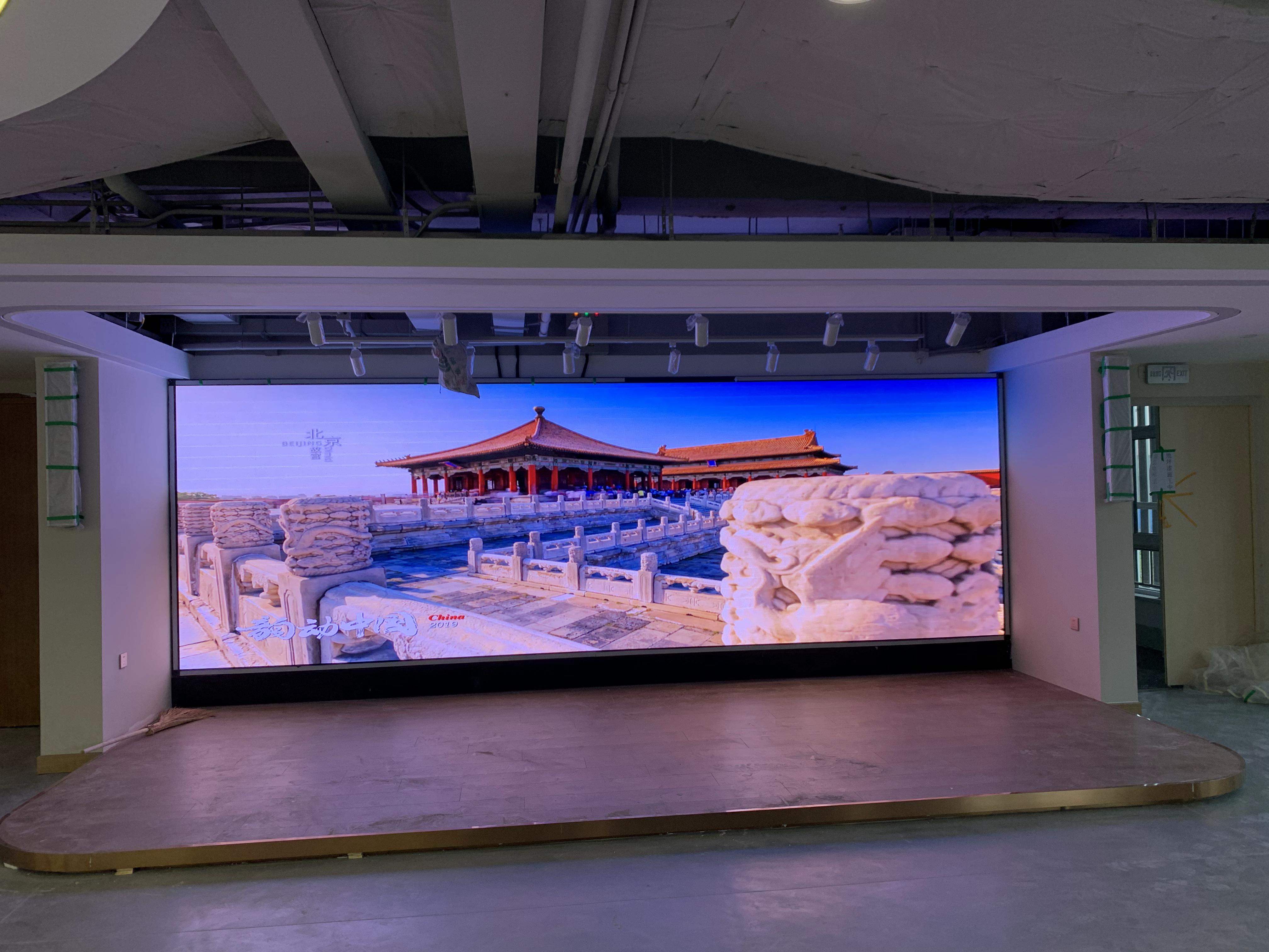 不同類型的LED芯片（如國產(chǎn)、進(jìn)口）對顯示屏的壽命和穩(wěn)定性有哪些影響？