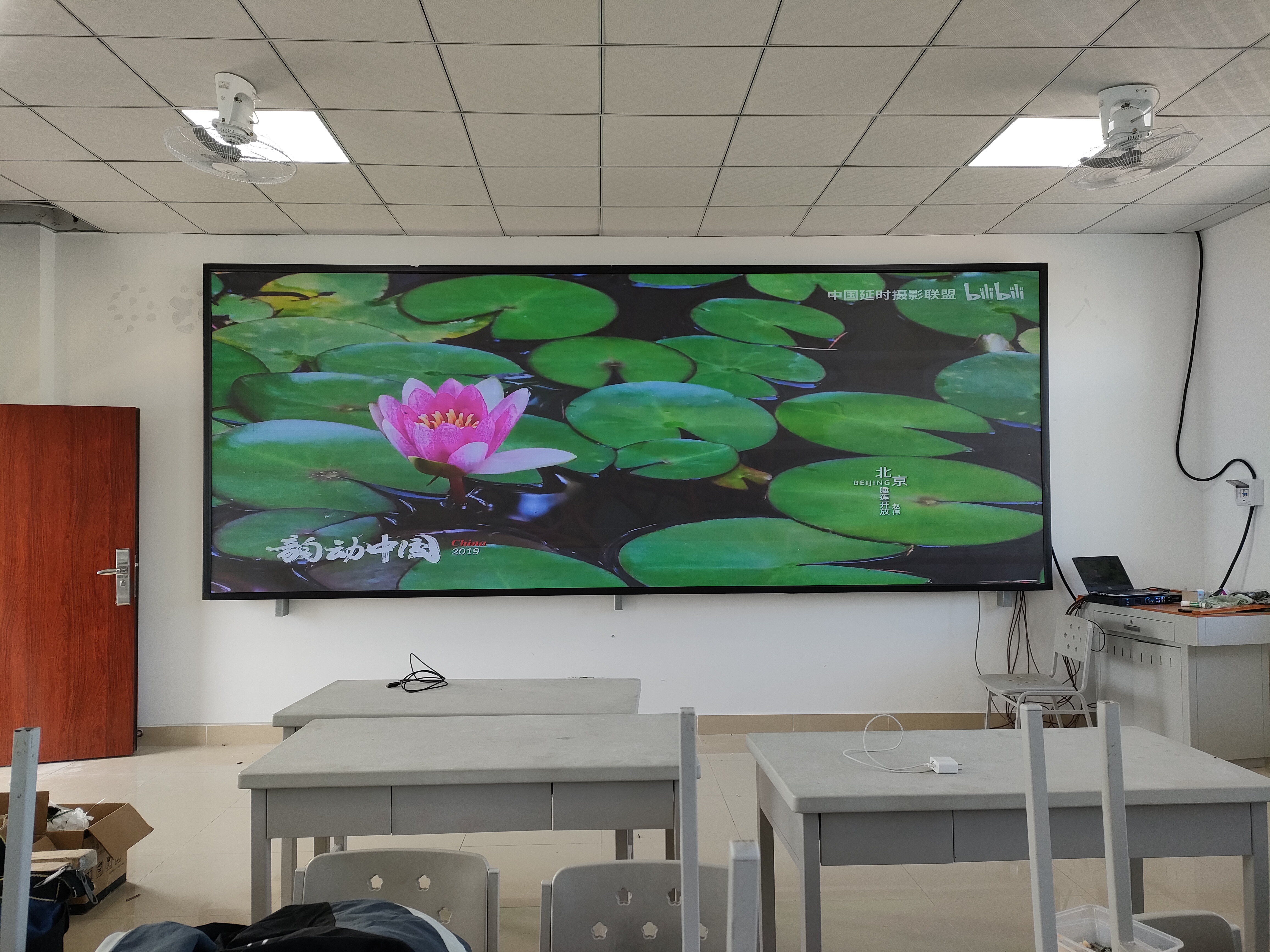 戶外屏長期暴露在陽光下，怎樣防止外殼老化和屏幕褪色？